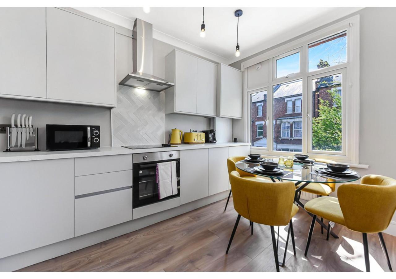 Energizing Getaway: Newly Renovated 2 Bedroom Flat Apartamento Londres