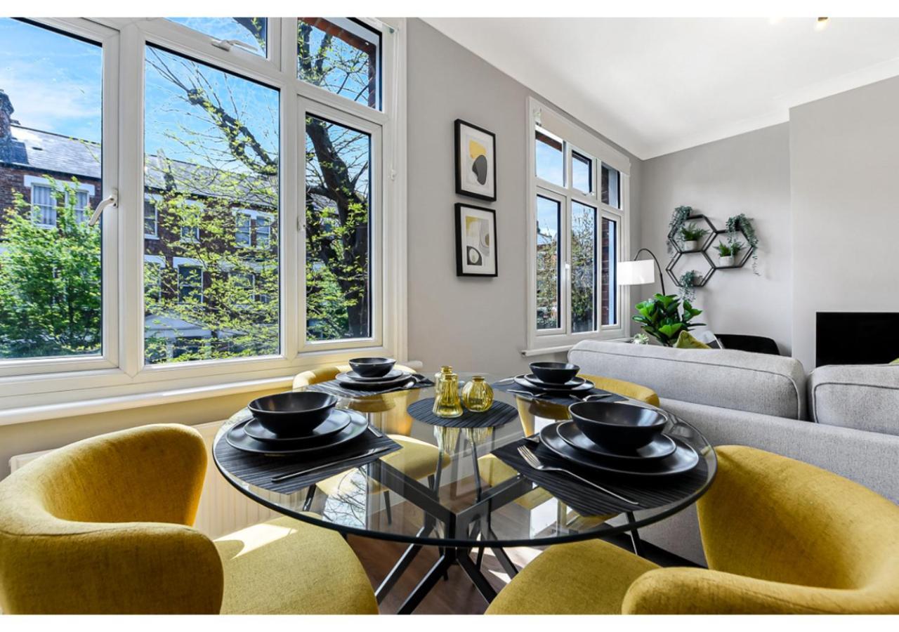 Energizing Getaway: Newly Renovated 2 Bedroom Flat Apartamento