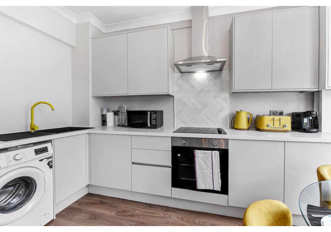 Energizing Getaway: Newly Renovated 2 Bedroom Flat Apartamento